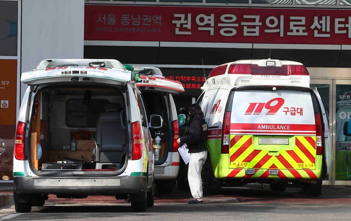 서울 시내의 한 대학병원 응급실 앞에 구급차들이 대기하고 있다. ⓒ뉴시스