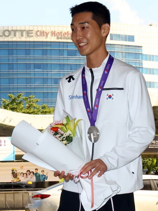 부상 투혼 은<b>메달</b>! 귀국한 <b>우상혁</b> "발목 다쳤는데 기적처럼 넘었다"