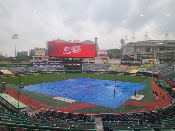 프로야구 <b>수원</b>·인천 경기 <b>우천 취소</b>…희비 엇갈린 <b>한화</b>·SSG