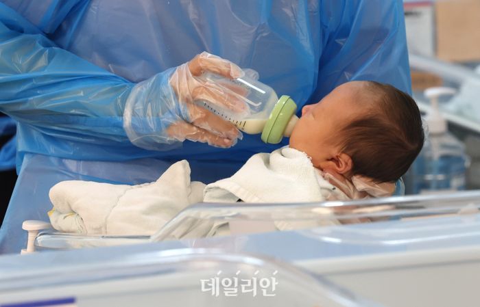 경기도 고양시 CHA의과학대학교 일산차병원 신생아실에서 간호사가 신생아들을 돌보고 있다.ⓒ뉴시스