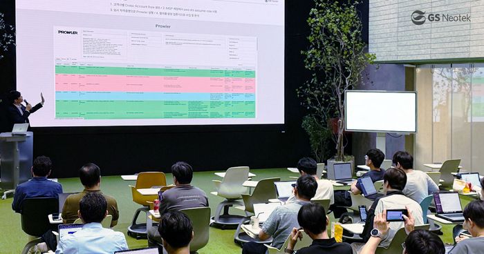 GS네오텍은 지난 24일 서울 강남구 GS타워에서 ‘GS그룹 대상 데이터독(Datadog) 보안 세미나’를 개최했다고 25일 밝혔다.. GS네오텍 윤민석 매니저가 발표하는 모습ⓒG
