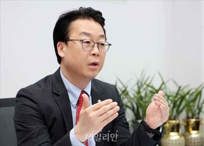Kwok Kyu-taek, a member of the People Power Party, is being interviewed by Dailyan at the National Assembly building. ⓒDailyan Hong Geum-pyo