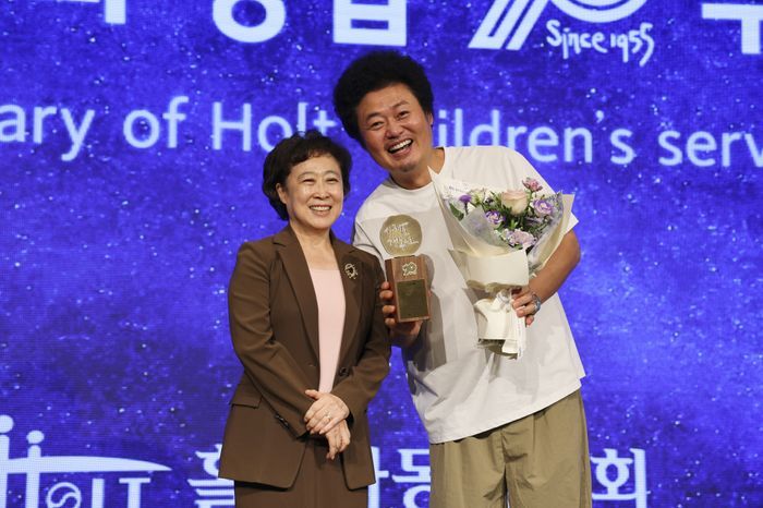감사패를 수상한 윤택 홍보대사가 신미숙 홀트아동복지회장과 기념촬영을 하고 있다. ⓒ홀트아동복지회
