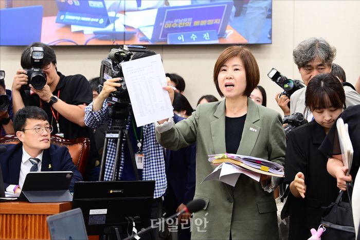 김미애 국민의힘 의원이 지난 7월 18일 국회에서 열린 국회 보건복지위원회 정은경 보건복지부 장관 후보자 인사청문회에서 부실한 자료제출에 항의를 하고 있다. ⓒ데일리안 홍금표 기자