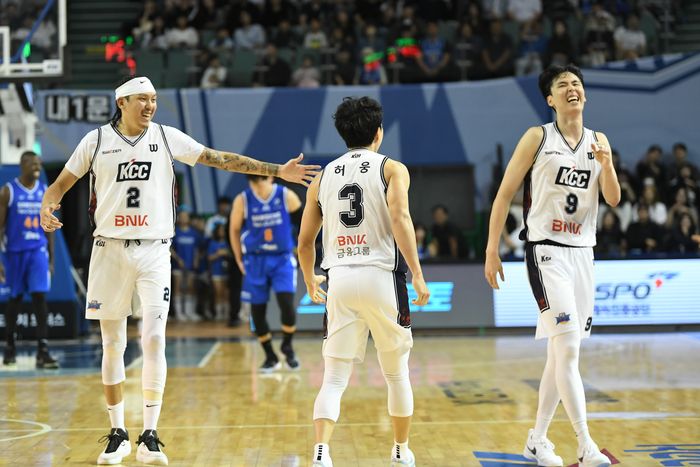 ‘<b>허웅</b> 29점’ 슈퍼팀 KCC, 허훈 없이도 삼성 격파