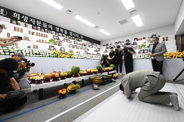 <b>제주항공</b> <b>유족</b> 오열 속 합동차례…“<b>참사</b> 진실 철저히 밝힐 것”