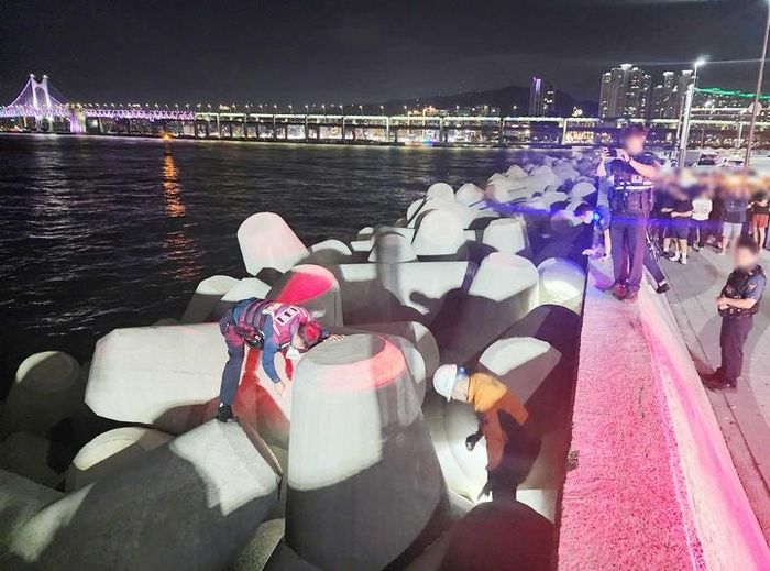 지난 10일 오후 11시쯤 부산 해운대구 마린시티 앞 방파제에서 사람이 빠져 보이지 않는다는 신고가 119에 접수돼 소방과 해경이 수색을 벌이고 있다.ⓒ부산해양경찰서 제공