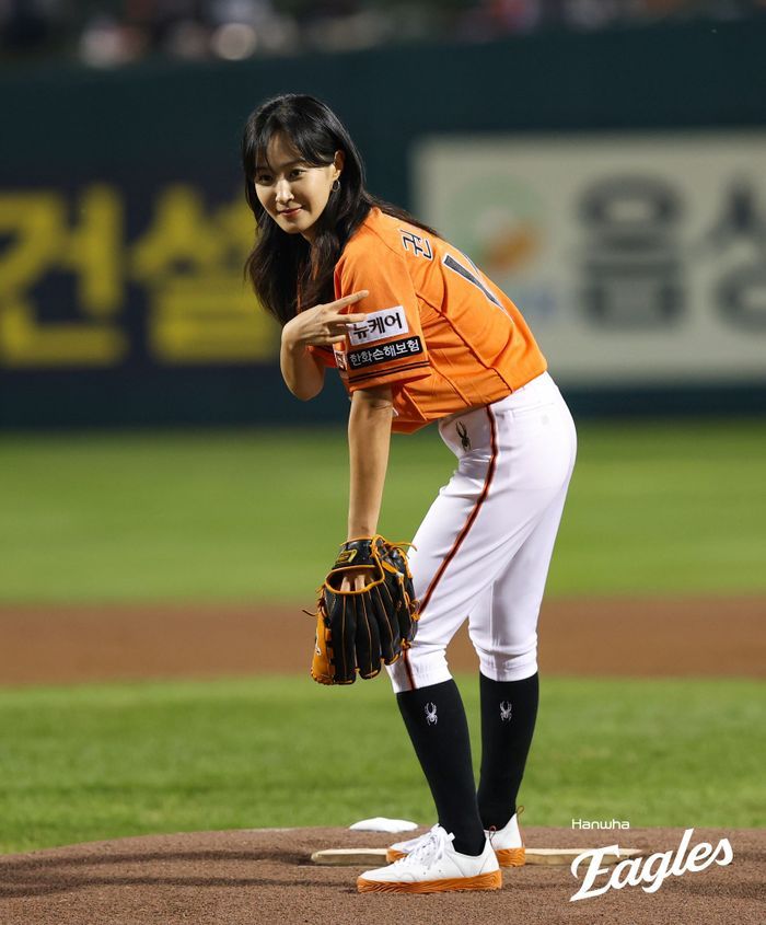 <b>한화</b> 이글스, PO 1~2차전 시구자로 배우 김재욱과 권유리