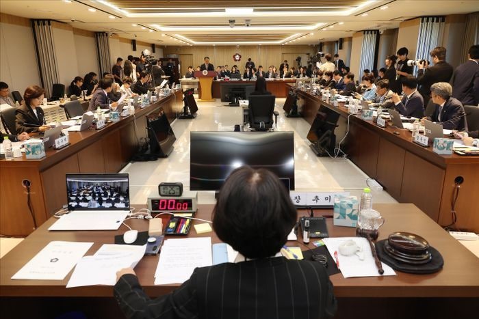 "국민의힘, 해산 대상" "<b>재판소원</b>, 李대통령 지키기"…여야, 법사위 국감...