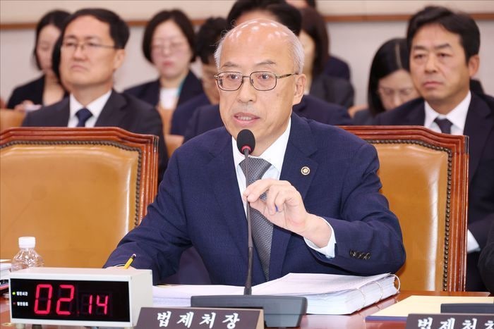 <b>조원철 법제처장</b>, 李대통령 연임 묻자 "국민이 결단할 문제"