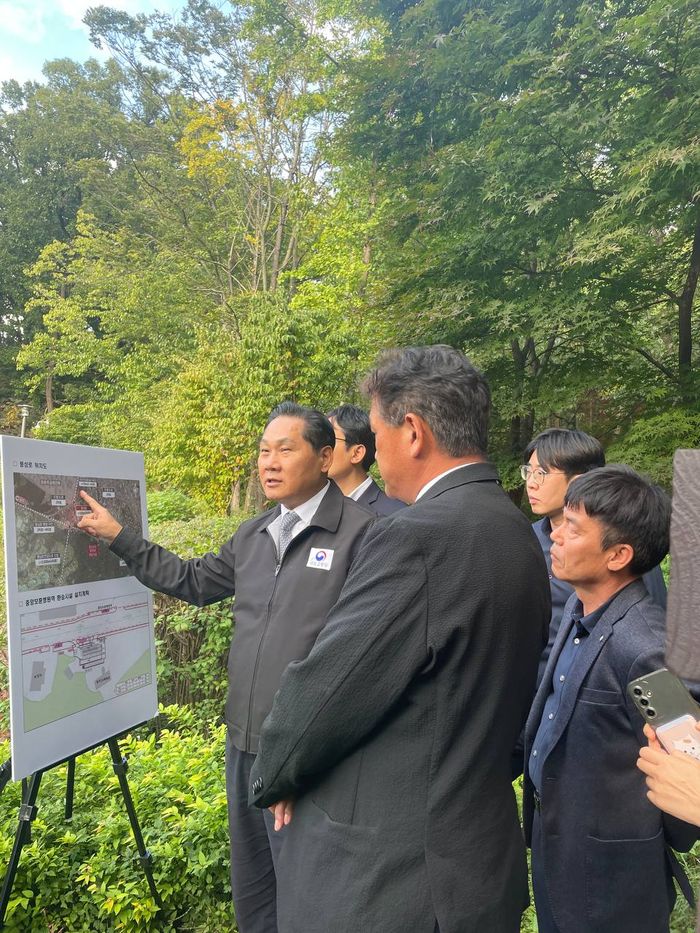 김용석 국토교통부 대도시권광역교통위원회 위원장이 하남교산 공공주택지구 현장을 찾아 광역교통개선대책 추진 상황을 점검하고 있는 모습.ⓒ국토교통부