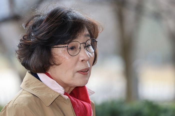 유시춘 한국교육방송공사(EBS) 이사장이 지난해 3월 정부과천청사 방송통신위원회에서 열린 EBS 이사장 해임 관련 청문에 출석하기에 앞서 입장을 밝히고 있다. ⓒ연합뉴스