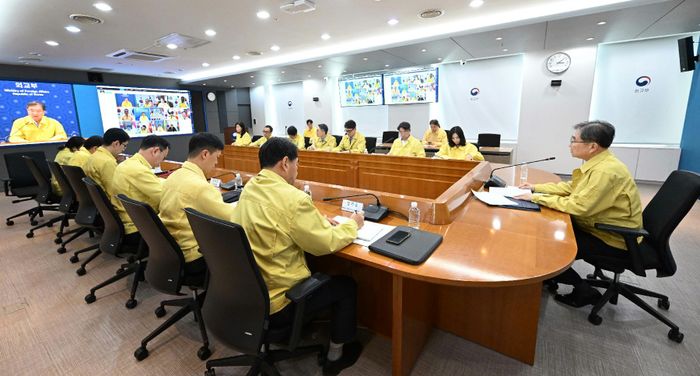 조현 외교부 장관이 25일 동남아 지역 공관장이 참석하는 화상회의를 주재하고, 캄보디아 우리 국민 취업사기·감금 피해 사건을 비롯해 최근 급증하고 있는 동남아지역 초국가범죄 대응 