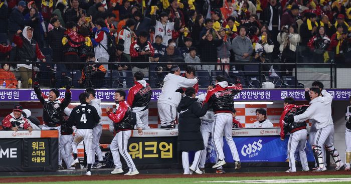 ‘약속의 9회’ <b>LG</b>, 한화에 <b>대역전극</b>…우승까지 1승 [KS 4차전]