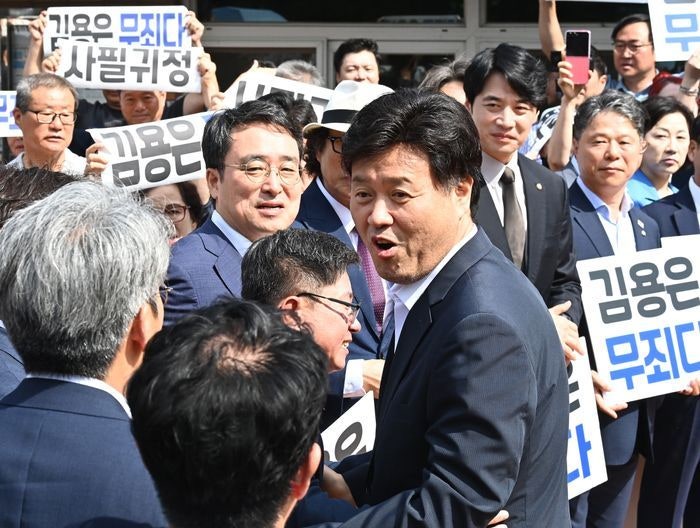 與, 잇단 "김용 <b>무죄</b>" 구호…내년 정계 진출 판깔기?