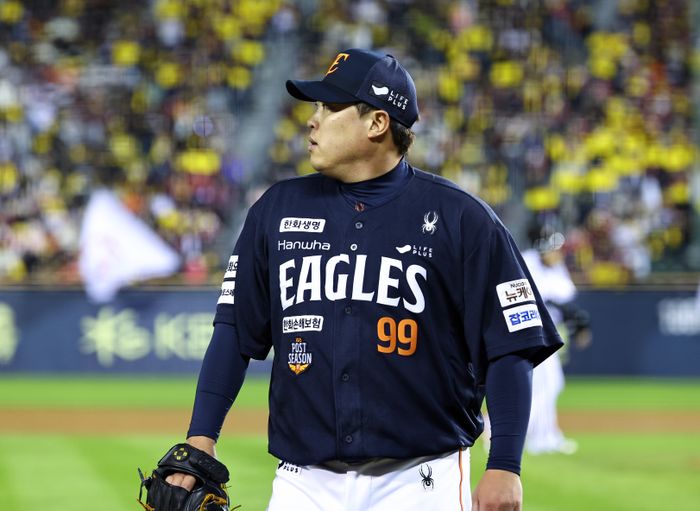 벼랑 끝 한화, 2차전 선발 <b>류현진</b>도 <b>불펜 대기</b> [KS 5차전]