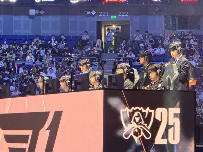 T1 선수들이 31일 중국 상하이 메르세데스-벤츠 아레나에서 열린 2025 리그 오브 레전드 월드 챔피언십(롤드컵) 8강전에서 1세트 밴픽을 진행하고 있다. ⓒ데일리안 황지현 기자