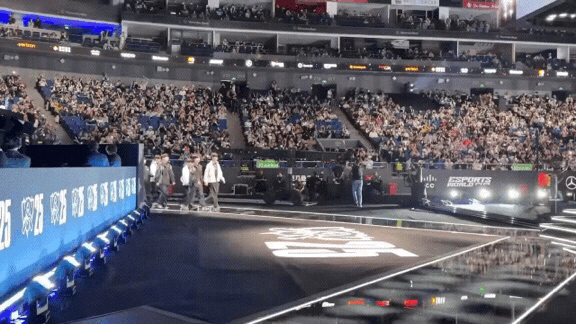 젠지와 KT 선수단이 1일 롤드컵 4강전을 위해 중국 상하이 메르세데스-벤츠 아레나에 나란히 입장하고 있다.ⓒ데일리안 황지현 기자