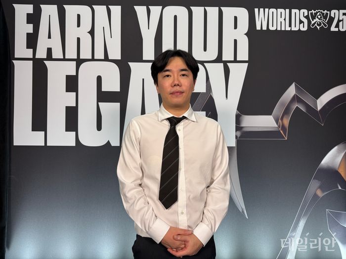 TES '옴므' 윤성영 감독이 2일 2025 롤드컵 4강 경기 종료 후 데일리안과 인터뷰를 갖고 기념촬영을 하고 있다. ⓒ데일리안 황지현 기자