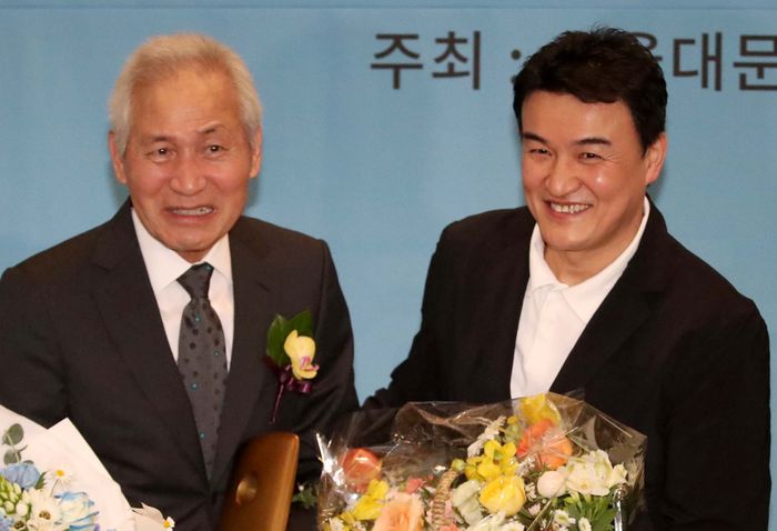 "빙긋 웃으시며…" <b>혈액암 투병</b> <b>안성기</b>, 후배 박중훈이 전한 <b>근황</b>