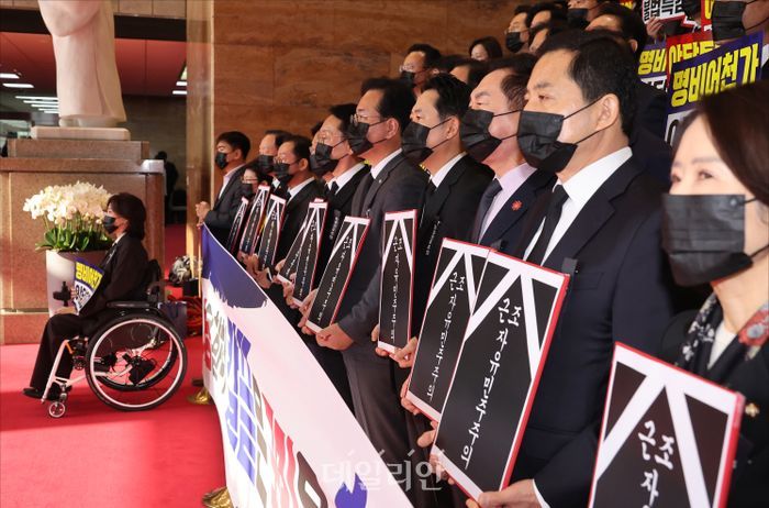 국민의힘 장동혁 대표와 송언석 원내대표를 비롯한 의원들이 4일 오전 국회본청에서 열린 국회 본회의에서 2026년도 예산안 및 기금운용계획안 대통령 시정연설을 위해 방문한 이재명 대통령을 향해 시위를 하고 있다. ⓒ데