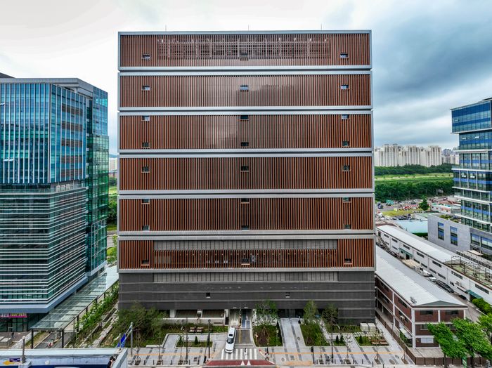 The exterior of 'Gasan AI Data Center,' the first commercial DC in Korea to commercialize Liquid Cooling technology.ⓒkt cloud