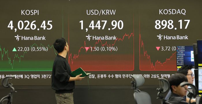 6일 오후 서울 중구 하나은행 딜링룸에서 딜러들이 업무를 보고 있다(자료사진). ⓒ뉴시스
