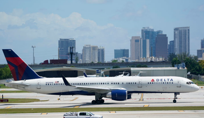 지난 2022년 7월 7일 미국 플로리다주 한 공항에서 델타의 여객기가 이륙 준비를 하고 있다. ⓒAP/뉴시스