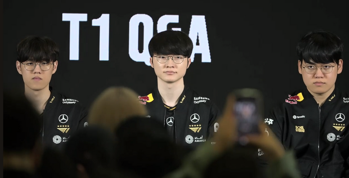 (왼쪽부터) '오너' 문현준, '페이커' 이상혁, '구마유시' 이민형이 7일 중국 청두에서 열린 2025 롤드컵 결승 미디어데이에 참석했다. 라이엇 게임즈 온라인 중계 캡처.