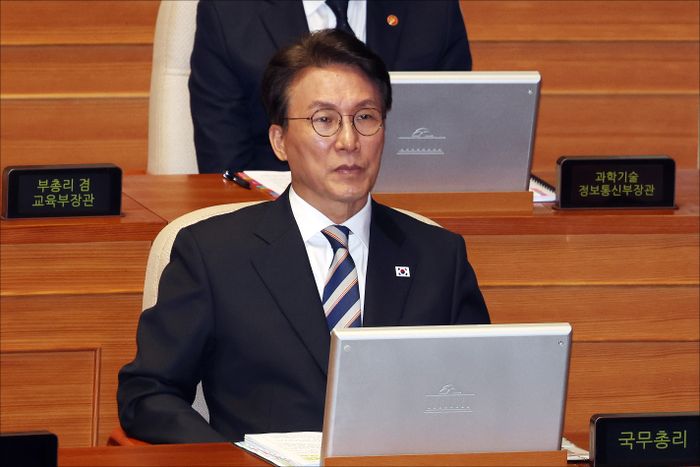 김민석 국무총리가 지난 17일 오후 국회 본청에서 열린 국회 본회의에서 '경제' 분야 대정부질문을 지켜보고 있다. ⓒ데일리안 홍금표 기자