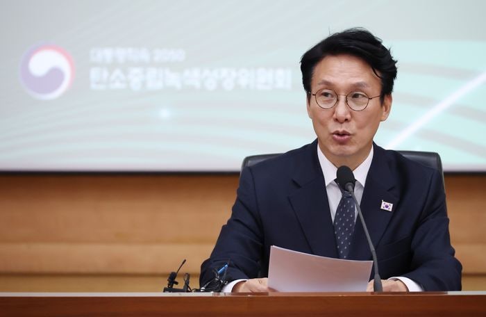 "문제없다더니"…김민석, APEC 동원 <b>경찰</b> '쪽잠' 논란에 '<b>경찰개혁</b>' 주문