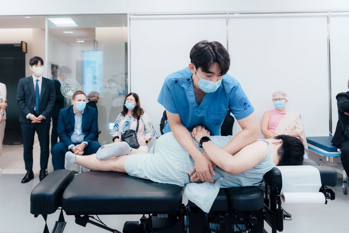 자생한방병원 의료진이 추나요법을 시연하고 있다. ⓒ자생한방병원