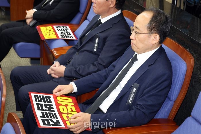 '<b>계엄</b>해제 표결<b>방해</b>' 의혹 뒤집어쓴 <b>추경호</b> 체포안, 국회 본회의 보고