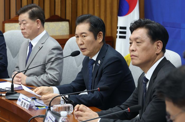 정청래 더불어민주당 대표가 18일 오전 국회에서 열린 당대표-전국기초·광역 의회의원협의회 간담회에서 발언을 하고 있다. ⓒ뉴시스