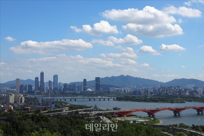 [내일<b>날씨</b>] 대체로 흐리고 건조…"산불 조심"