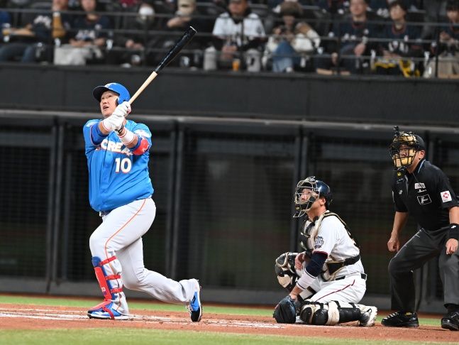 홈런 쏜 이대호 MVP! 한국 레전드팀, 야구 <b>한일전</b> 완승…<b>선발</b> <b>윤석민</b> 무...