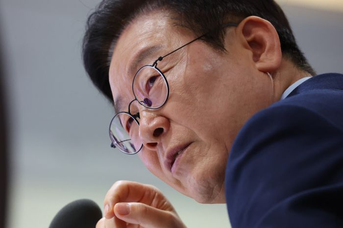 이재명 대통령이 2일 용산 대통령실에서 열린 국무회의에서 참석자 발언을 듣고 있다. ⓒ연합뉴스