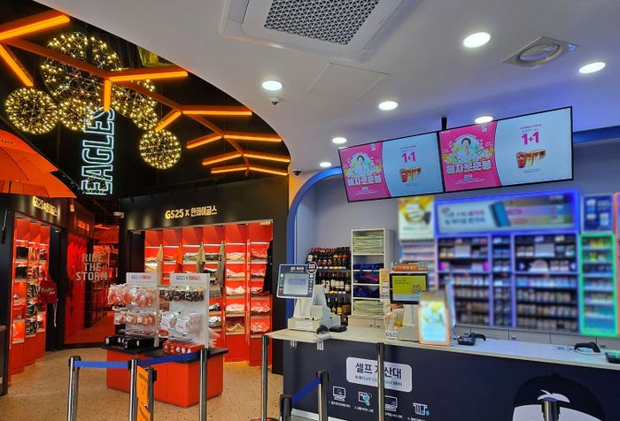 원본보기  GS25 매장 내 카운터에 디지털 사이니지가 설치돼 있다.ⓒGS리테일