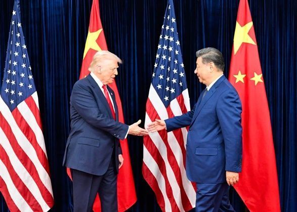 도널드 트럼프(왼쪽) 미국 대통령과 시진핑 중국 국가주석이 지난 10월 30일 오전 김해국제공항 공군기지 접견실에서 만나 악수하고 있다. ⓒ 신화/연합뉴스