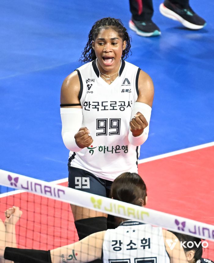 1위 이끈 <b>러셀</b>·<b>모마</b>, V리그 2라운드 <b>MVP 선정</b>
