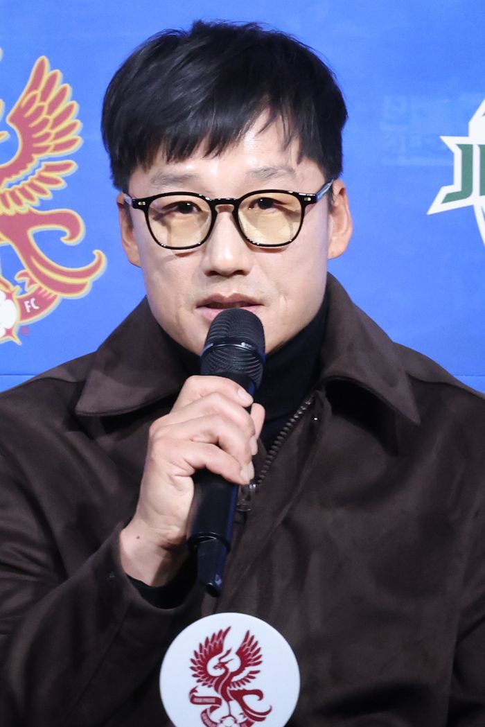 <b>이정효 감독</b> 지키기 나선 광주, 최고 예우 약속