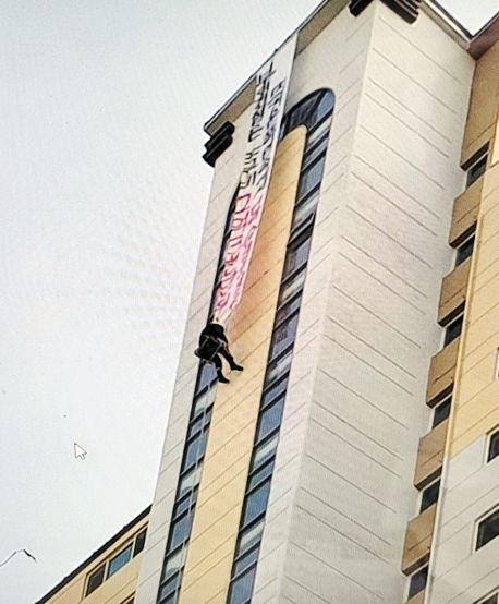 10일 오후 1시 5분쯤 전남 나주시 빛가람동의 한 아파트에서 남성이 외벽에 매달린 채 고공 농성을 벌여 소방당국이 구조작업을 하고 있다(전남 나주소방 제공) ⓒ연합뉴스