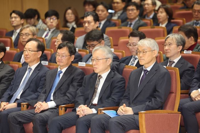 11일 서울 서초구 서울법원종합청사에서 열린 국민을 위한 사법제도 개편 공청회에 천대엽 법원행정처장(앞줄 맨 오른쪽)이 참석해 있다.ⓒ연합뉴스