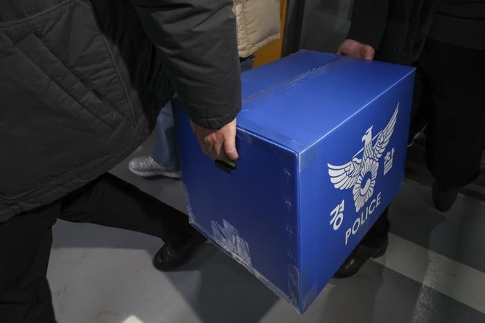 지난 9일 서울 송파구 쿠팡 본사에서 압수수색을 마친 경찰 관계자들이 상자를 들고 이동하고 있다.ⓒ연합뉴스