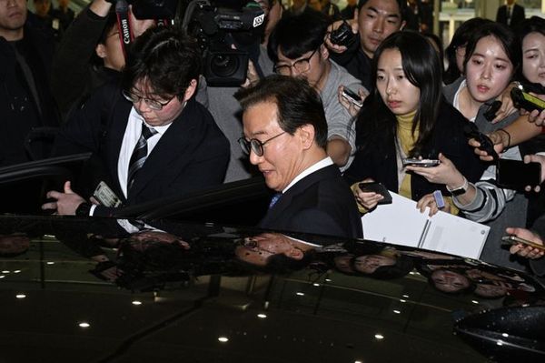 전재수 전 해양수산부 장관이 지난 11일 '유엔해양총회' 유치 활동을 마치고 귀국해 취재진 질문을 받으며 차량에 탑승하고 있다.ⓒ사진공동취재단