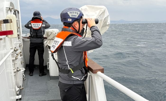 해상 수색하는 해경 모습.기사 내용과 무관한 사진.ⓒ제주해양경찰서 제공