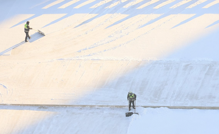 지난 5일 경복궁 관계자들이 쌓인 눈을 치우고 있다.ⓒ연합뉴스
