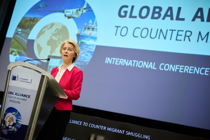 폰 데어 라이엔 EU 집행위원장이 12일(현지시간) 브뤼셀에서 열린 제2차 이주민 밀입국 대응 글로벌 동맹 회의에서 기조연설을 하고 있다.ⓒEU 집행위원회