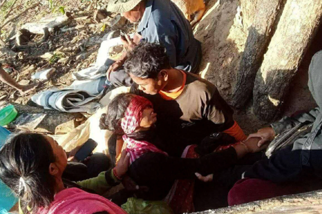 8일 캄보디아와 태국 국경지역에서 발생한 교전 이후 현지 주민들이 부상을 입고 구조를 기다리고 있다.ⓒAFP/연합뉴스