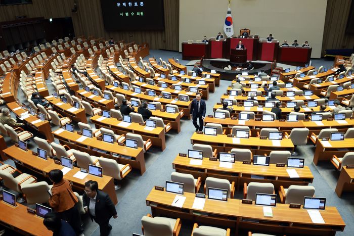 서범수 국민의힘 의원이 13일 오후 열린 국회 본회의에서 경찰관직무집행법 일부개정법률안에 대해 무제한토론을 시작하자, 은행법 개정안 표결에 참석하기 위해 본회의장에 들어왔던 의원들